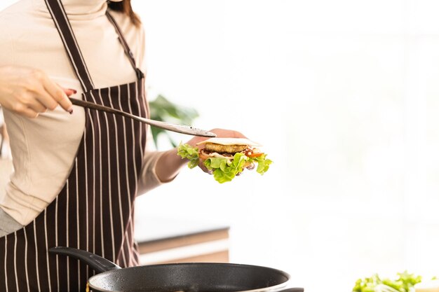 Szef kuchni przygotowujący posiłek