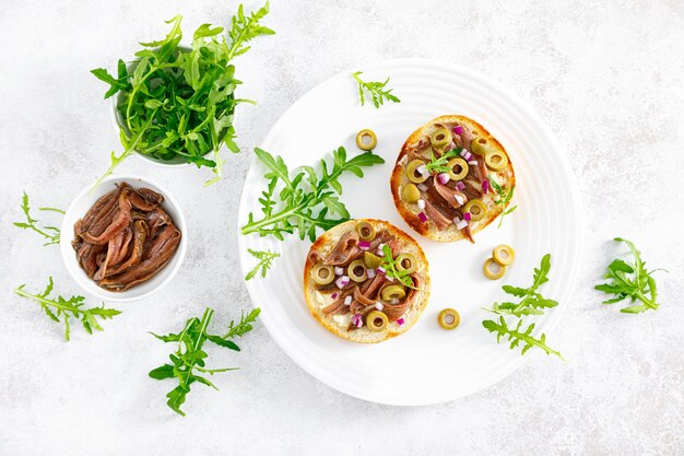 Świeże danie na drewnianym stole